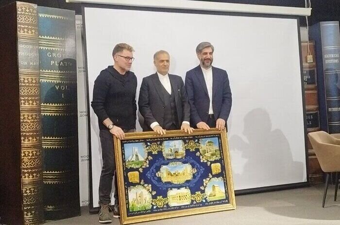 كتاب حول حياة الشهيد اللواء قاسم سليماني لروائي روسي شهير