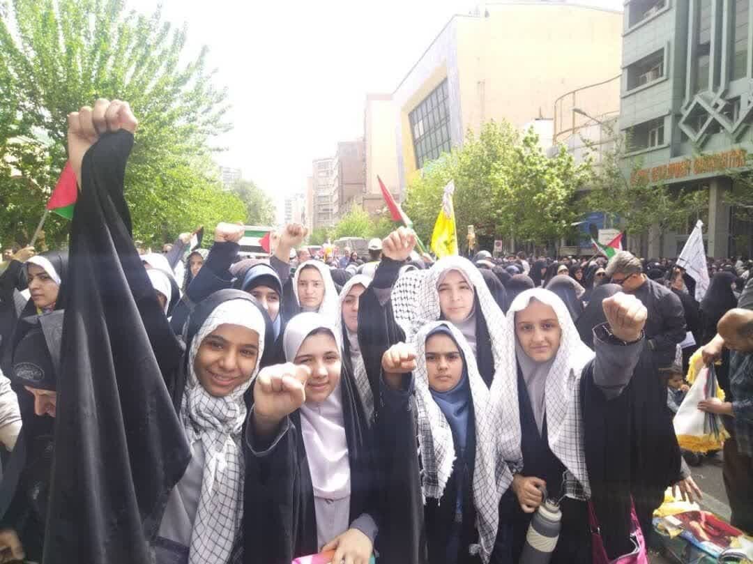Xwendekarên dibistanên berxwedanê yên Tehranê li dijî cinayetên Rejîma Siyonîst li Meydana Filistînê civiyan - Tehran Xwendekarên dibistanên berxwedanê yên Tehranê li dijî cinayetên Rejîma Siyonîst li Meydana Filistînê civiyan - Tehran