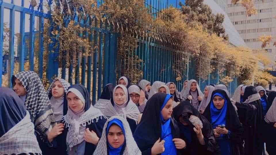 Xwendekarên dibistanên berxwedanê yên Tehranê li dijî cinayetên Rejîma Siyonîst li Meydana Filistînê civiyan - Tehran Xwendekarên dibistanên berxwedanê yên Tehranê li dijî cinayetên Rejîma Siyonîst li Meydana Filistînê civiyan - Tehran