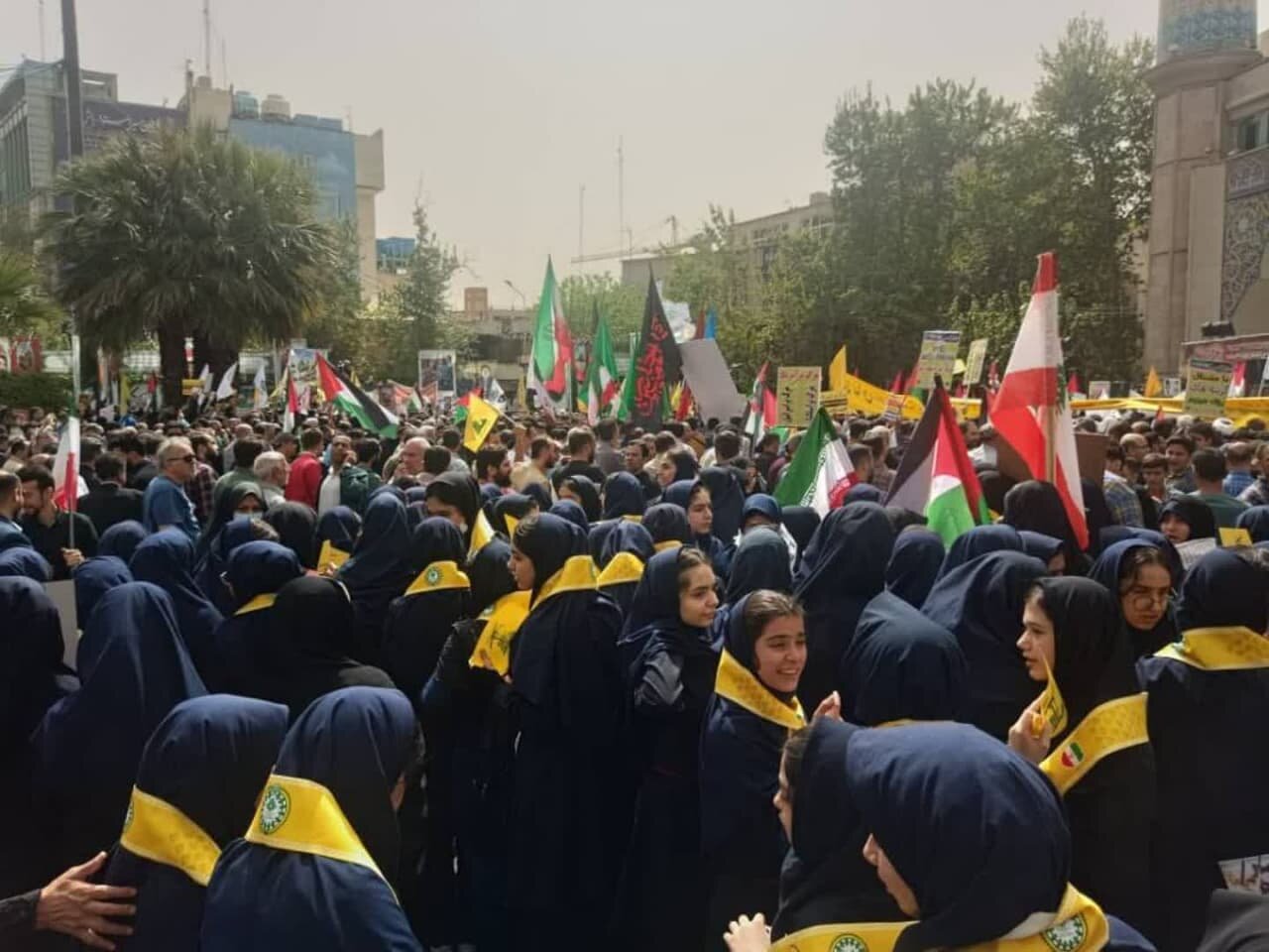 Xwendekarên dibistanên berxwedanê yên Tehranê li dijî cinayetên Rejîma Siyonîst li Meydana Filistînê civiyan - Tehran Xwendekarên dibistanên berxwedanê yên Tehranê li dijî cinayetên Rejîma Siyonîst li Meydana Filistînê civiyan - Tehran