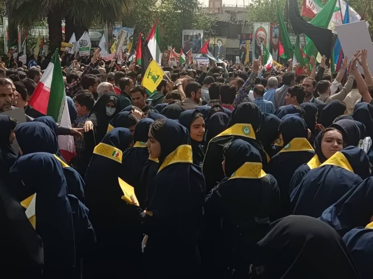 Xwendekarên dibistanên berxwedanê yên Tehranê li dijî cinayetên Rejîma Siyonîst li Meydana Filistînê civiyan - Tehran Xwendekarên dibistanên berxwedanê yên Tehranê li dijî cinayetên Rejîma Siyonîst li Meydana Filistînê civiyan - Tehran