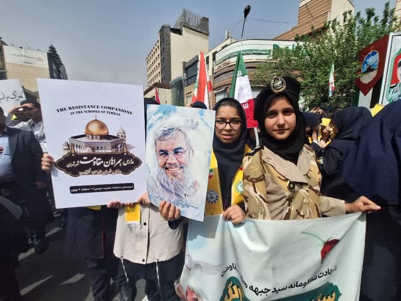 Xwendekarên dibistanên berxwedanê yên Tehranê li dijî cinayetên Rejîma Siyonîst li Meydana Filistînê civiyan - Tehran Xwendekarên dibistanên berxwedanê yên Tehranê li dijî cinayetên Rejîma Siyonîst li Meydana Filistînê civiyan - Tehran