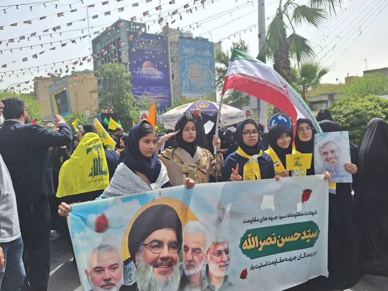 Xwendekarên dibistanên berxwedanê yên Tehranê li dijî cinayetên Rejîma Siyonîst li Meydana Filistînê civiyan - Tehran Xwendekarên dibistanên berxwedanê yên Tehranê li dijî cinayetên Rejîma Siyonîst li Meydana Filistînê civiyan - Tehran
