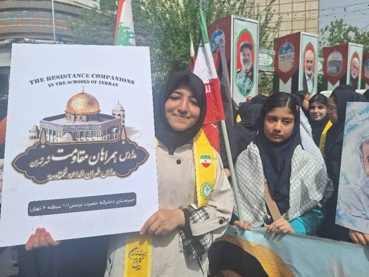 Xwendekarên dibistanên berxwedanê yên Tehranê li dijî cinayetên Rejîma Siyonîst li Meydana Filistînê civiyan - Tehran Xwendekarên dibistanên berxwedanê yên Tehranê li dijî cinayetên Rejîma Siyonîst li Meydana Filistînê civiyan - Tehran
