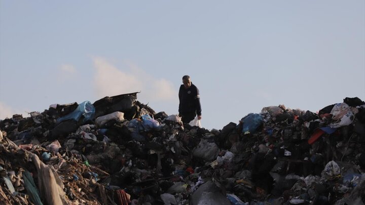 کودکان غزه در جستجوی زندگی میان زباله‌ها