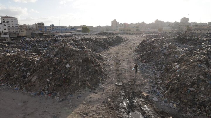 کودکان غزه در جستجوی زندگی میان زباله‌ها