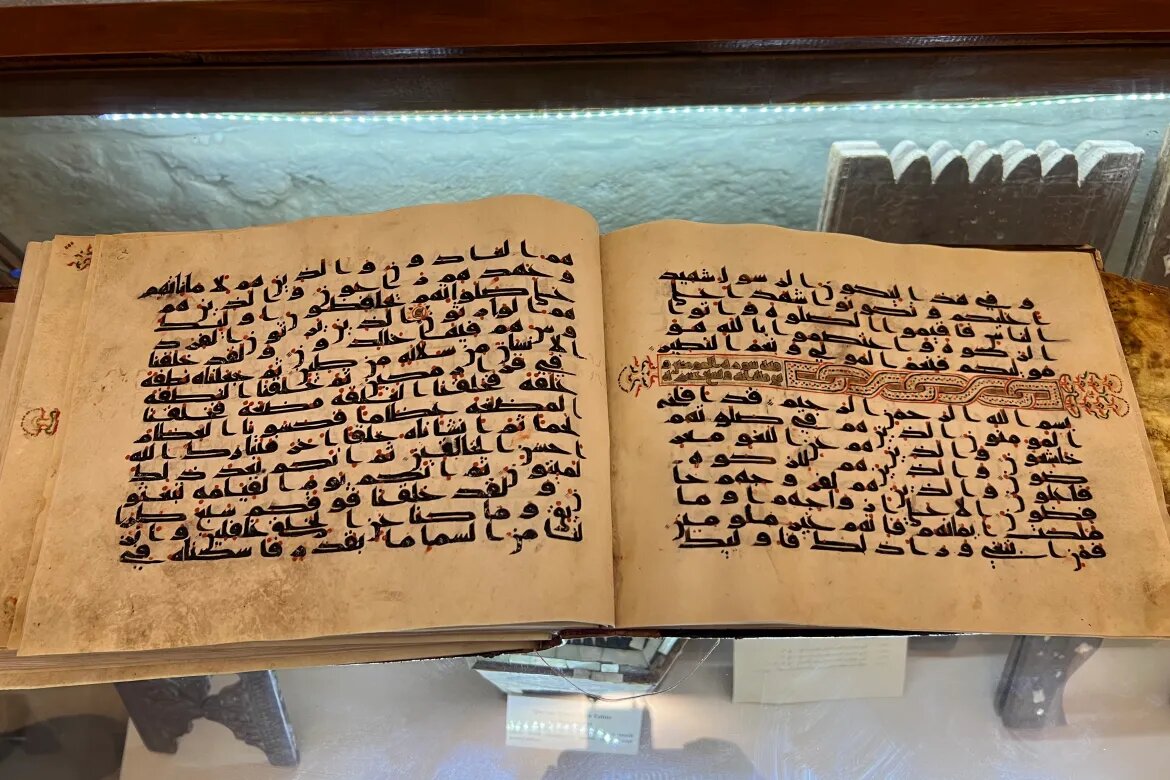 تصاویر یک جلد قرآن نفیس در مسجد الاقصی متعلق به نوادگان پیامبر(ص)