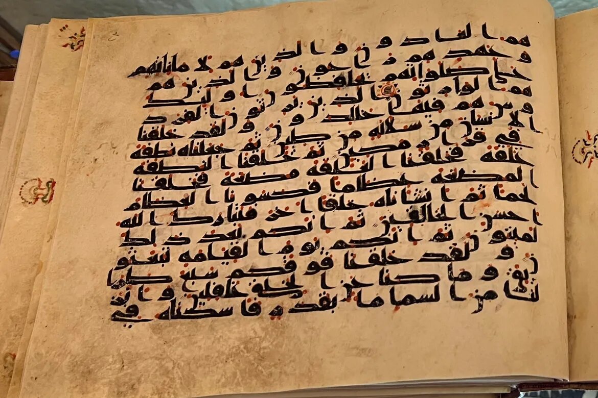 تصاویر یک جلد قرآن نفیس در مسجد الاقصی متعلق به نوادگان پیامبر(ص)