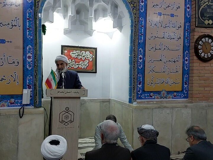 Îmamê Nimêja Înê ya Senendacê Bêdengiya Parêzvanên Mafên Mirovan a Derbarê Xezeyê de Rexne Dike Îmamê Nimêja Înê ya Senendacê Bêdengiya Parêzvanên Mafên Mirovan a Derbarê Xezeyê de Rexne Dike