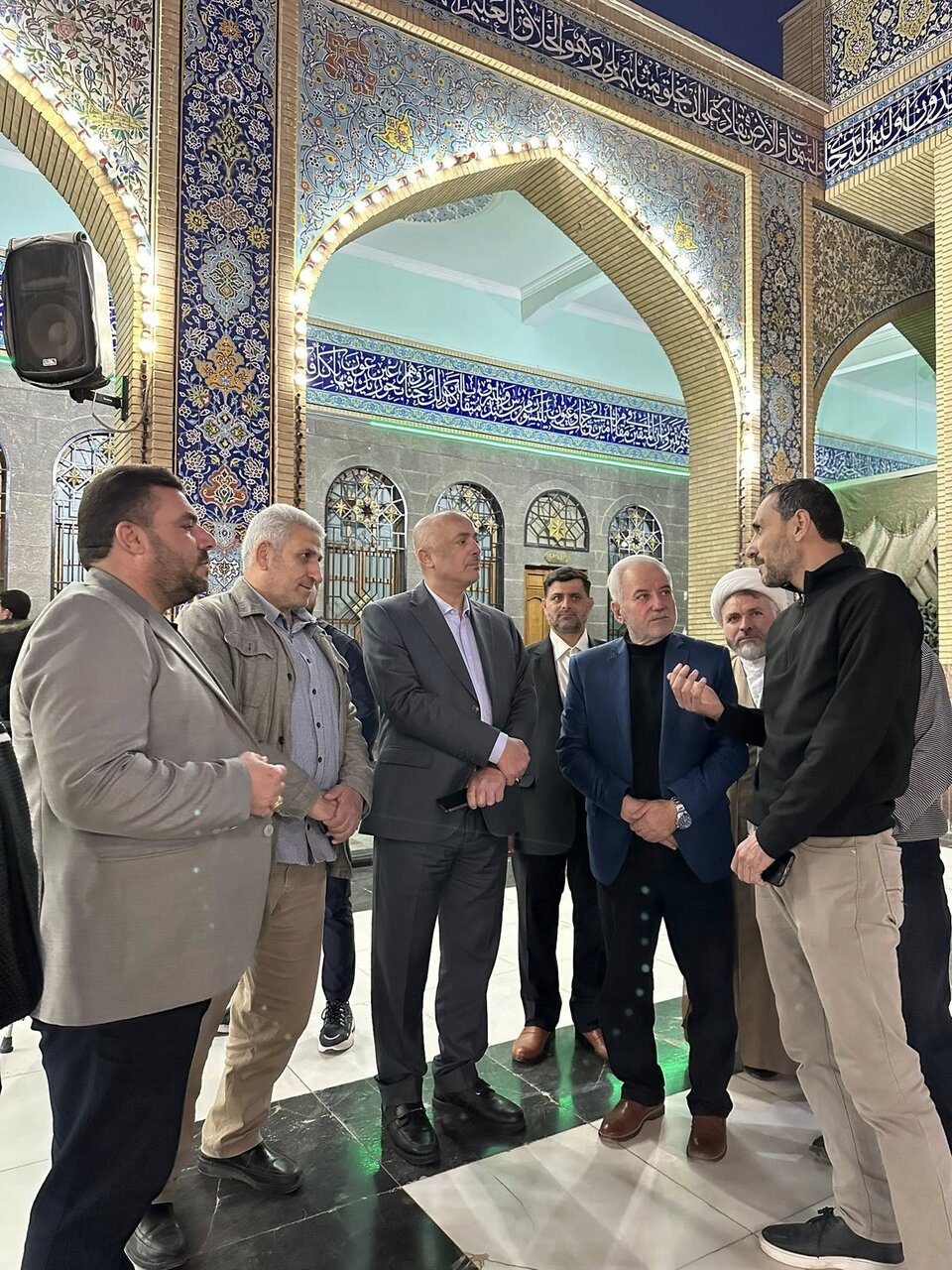 السفير العراقي بدمشق بعد زيارته لمرقد السيدة زينب (ع) يعد بعودة السياحة الدينية+(صور)