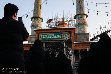 گزارش تصویری | آئین اهتزاز پرچم عزا بر فراز گنبد زرین حضرت عبدالعظیم(ع)