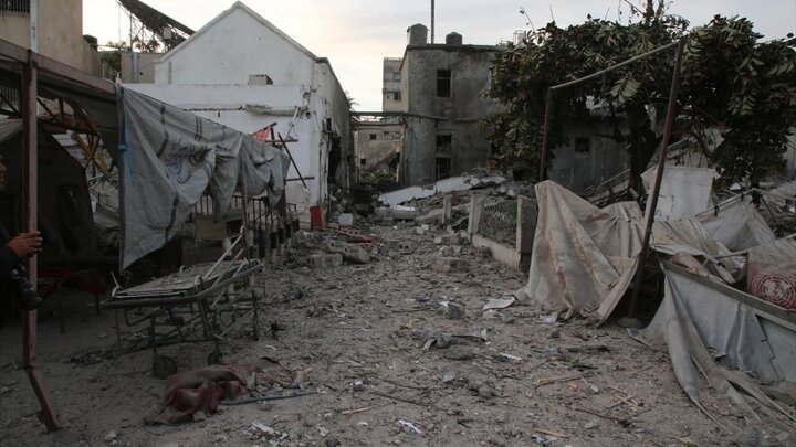 Informe fotográfico: Las fuerzas sionistas atacan el "Hospital Al-Ma'amadani" en la Franja de Gaza