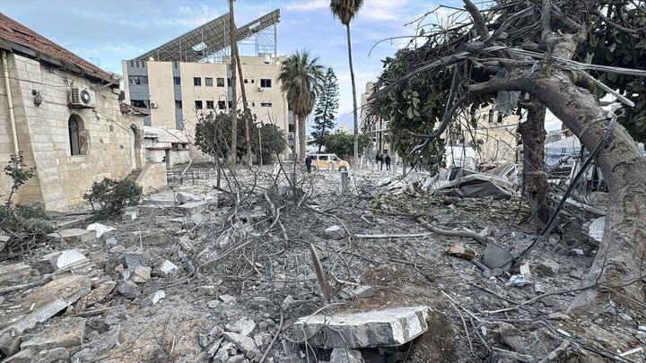 Informe fotográfico: Las fuerzas sionistas atacan el "Hospital Al-Ma'amadani" en la Franja de Gaza