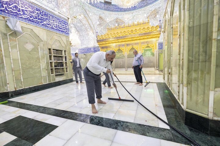 غسل الحرم الطاهر لمرقد أبي الفضل العباس (ع) وفرشه وتعطيره