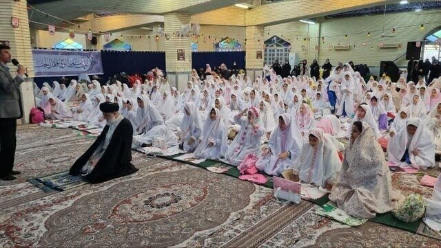 جشن تکلیف ۹۰۰ دانش‌آموز دختر بندرانزلی برگزار شد