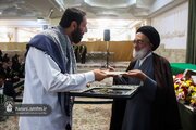 Custodian of Hazrat Masoumeh holy shrine presents Fatimi Medal to director of Quran TV