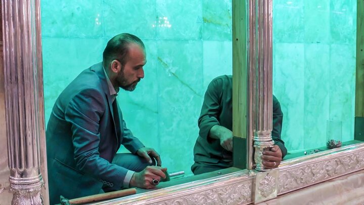 قسم صناعة الشبابيك يواصل أعمال تنصيب شباك سرداب الإمام الحسين (ع)