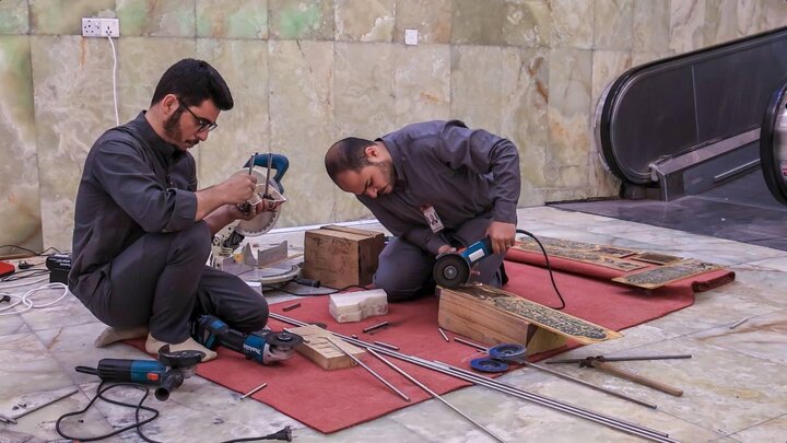 قسم صناعة الشبابيك يواصل أعمال تنصيب شباك سرداب الإمام الحسين (ع)
