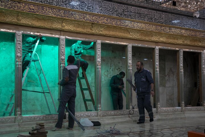 قسم صناعة الشبابيك يواصل أعمال تنصيب شباك سرداب الإمام الحسين (ع)