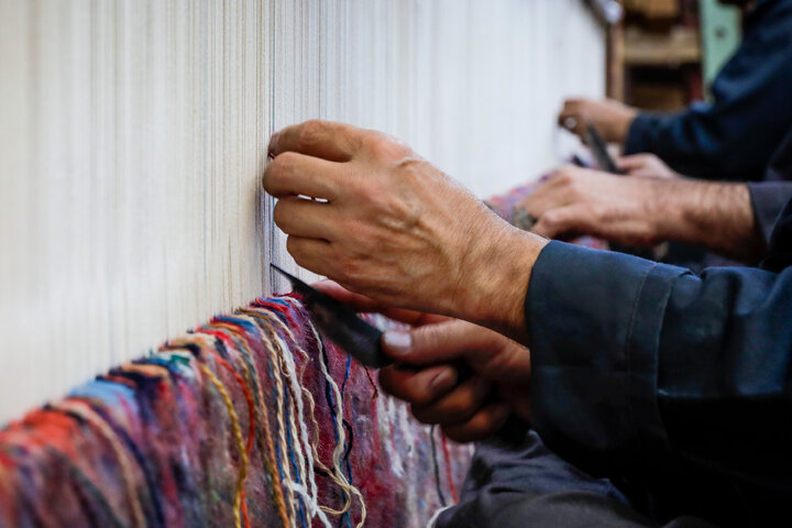 بازدید کارکنان حرم مطهر از شرکت فرش آستان قدس رضوی