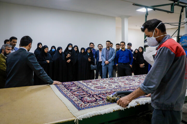 بازدید کارکنان حرم مطهر از شرکت فرش آستان قدس رضوی