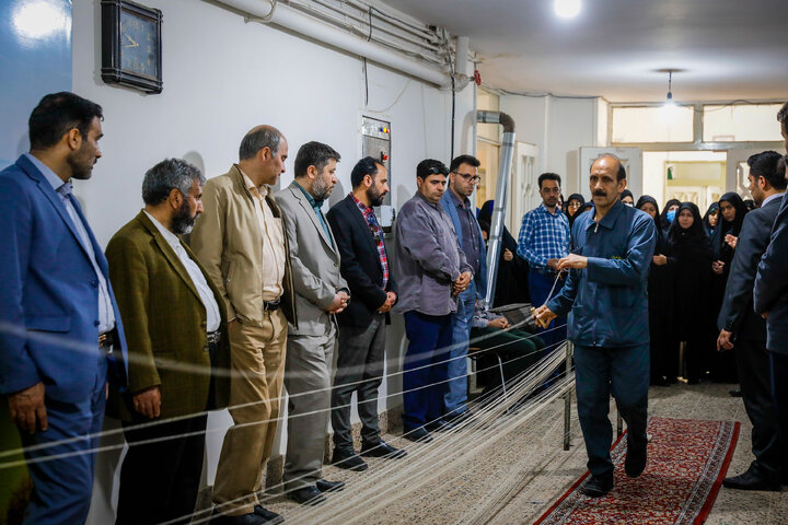 بازدید کارکنان حرم مطهر از شرکت فرش آستان قدس رضوی