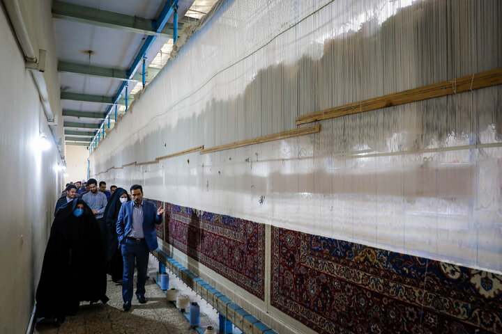 بازدید کارکنان حرم مطهر از شرکت فرش آستان قدس رضوی