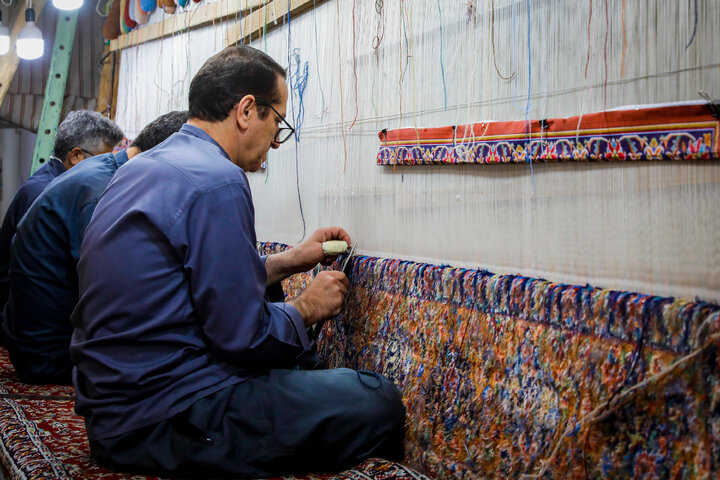 بازدید کارکنان حرم مطهر از شرکت فرش آستان قدس رضوی