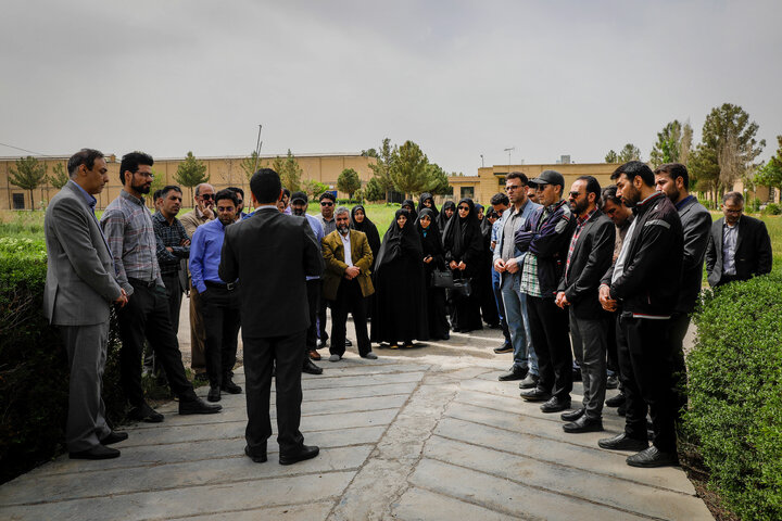 بازدید کارکنان حرم مطهر از شرکت فرش آستان قدس رضوی