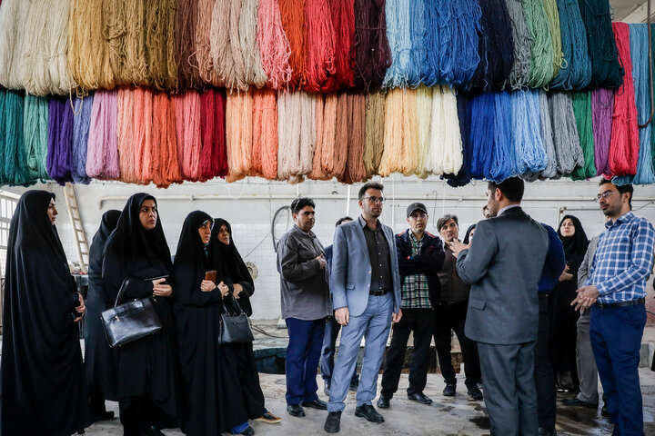 بازدید کارکنان حرم مطهر از شرکت فرش آستان قدس رضوی