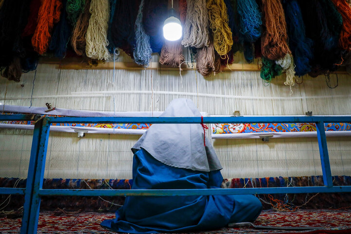 بازدید کارکنان حرم مطهر از شرکت فرش آستان قدس رضوی