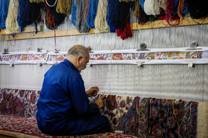 بازدید کارکنان حرم مطهر از شرکت فرش آستان قدس رضوی