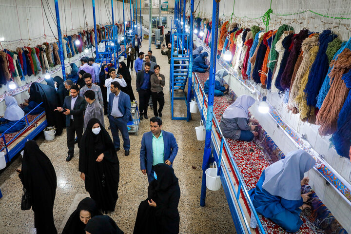 بازدید کارکنان حرم مطهر از شرکت فرش آستان قدس رضوی