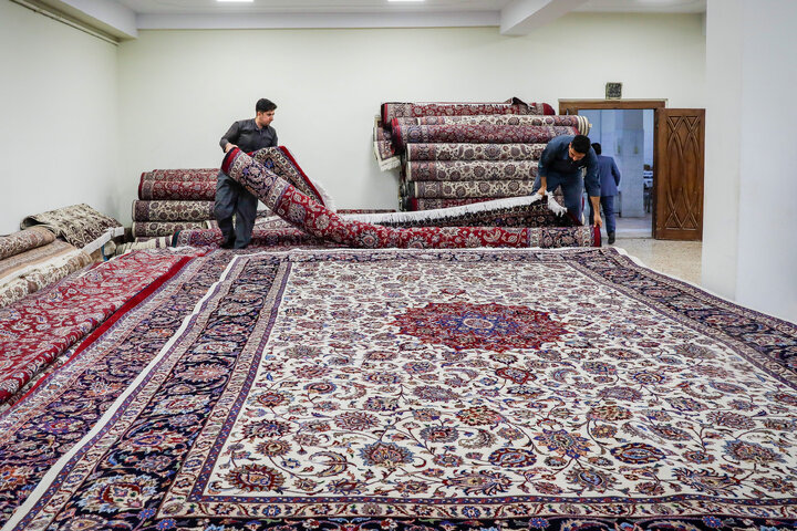 بازدید کارکنان حرم مطهر از شرکت فرش آستان قدس رضوی