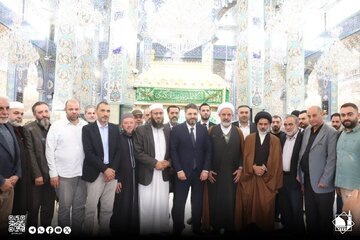 Wezîrê Rewşenbîrî yê Sûriyê bi komek zanayên Şîe re dicive li mezargeha Hz Zeyneb (S)