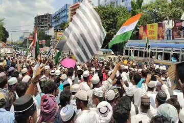 ভারতে বিতর্কিত ওয়াক্‌ফ আইন বাতিলের দাবিকে কেন্দ্র করে মুর্শিদাবাদে থমথমে পরিস্থিতি