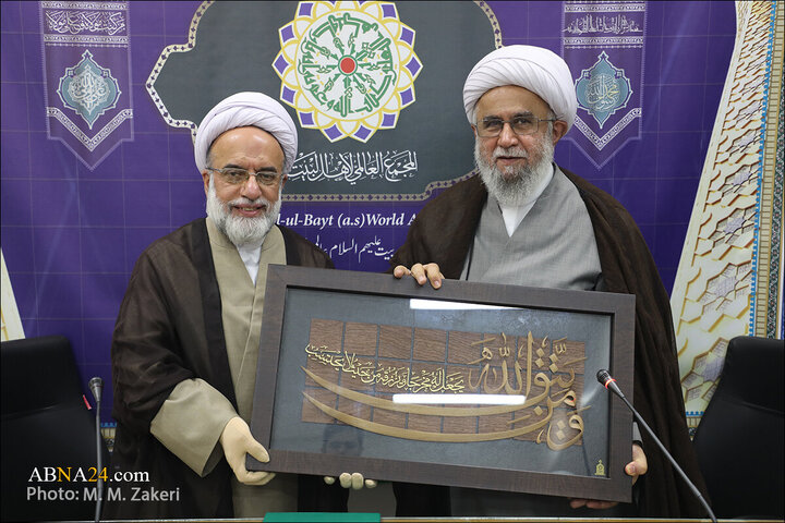 تقرير مصور/ الأمين العام للمجمع العالمي لأهل البيت (ع) يكرّم الممثل السابق لقائد الثورة الاسلامية بالهند