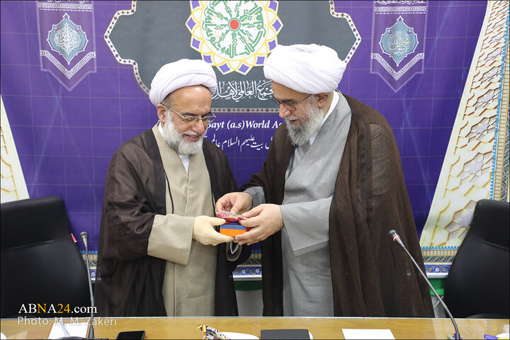 تقرير مصور/ الأمين العام للمجمع العالمي لأهل البيت (ع) يكرّم الممثل السابق لقائد الثورة الاسلامية بالهند