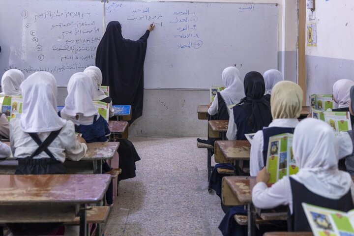 تقديم محاضرات إرشادية لعدد من مدارس كربلاء المشاركة في حفل التكليف الشرعي