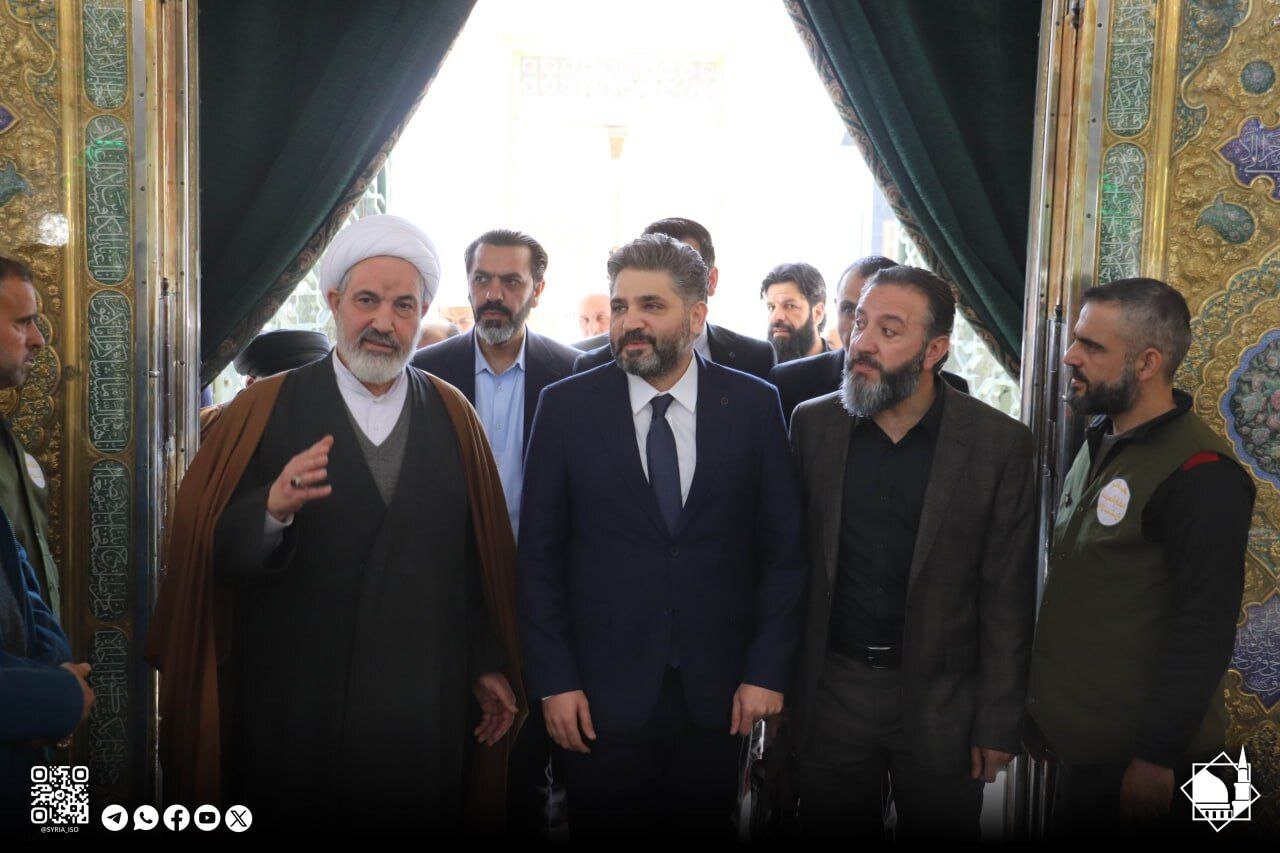 Wezîrê Rewşenbîrî yê Sûriyê bi komek zanayên Şîe re dicive li mezargeha Hz Zeyneb (S)