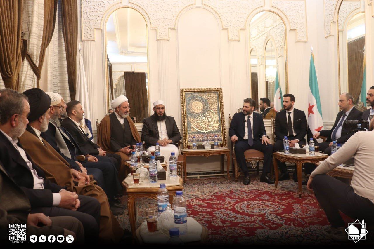 Wezîrê Rewşenbîrî yê Sûriyê bi komek zanayên Şîe re dicive li mezargeha Hz Zeyneb (S)