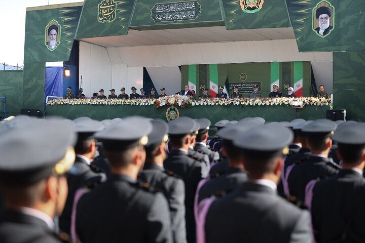 تقرير مصور/ الجيش الإيراني يستعرض قدراته العسكرية قرب مرقد الإمام الخميني (رض)