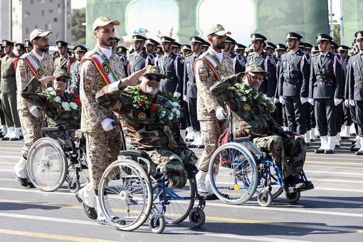 تقرير مصور/ الجيش الإيراني يستعرض قدراته العسكرية قرب مرقد الإمام الخميني (رض) جنوب طهران