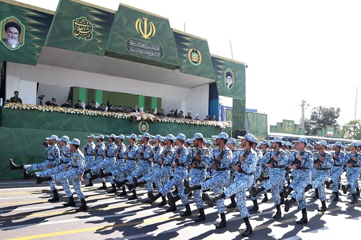 تقرير مصور/ الجيش الإيراني يستعرض قدراته العسكرية قرب مرقد الإمام الخميني (رض) جنوب طهران
