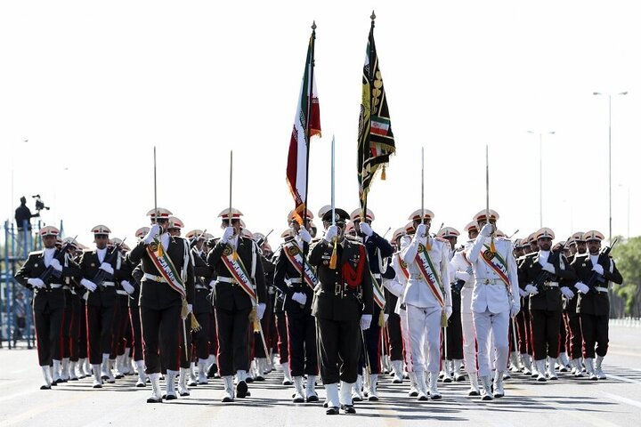 تقرير مصور/ الجيش الإيراني يستعرض قدراته العسكرية قرب مرقد الإمام الخميني (رض) جنوب طهران