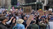 Тысячи американцев протестуют против Трампа
