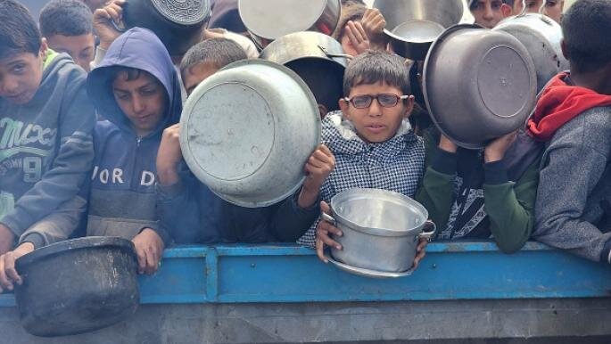 فلسطینیها با گوشت لاکپشتها در غزه با گرسنگی مقابله میکنند