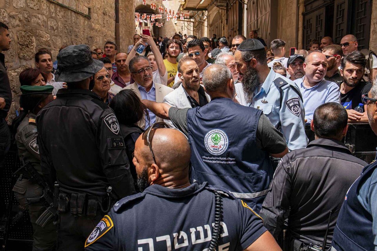 Israeli forces physically assault Palestinian Christian worshippers in al-Quds