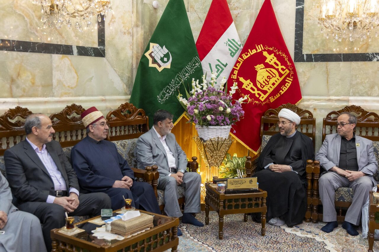 العتبة العباسية المقدسة تستلم راية عزاء الإمام الصادق (ع) من العتبة الكاظمية المقدسة العتبة العباسية المقدسة تستلم راية عزاء الإمام الصادق (ع) من العتبة الكاظمية المقدسة