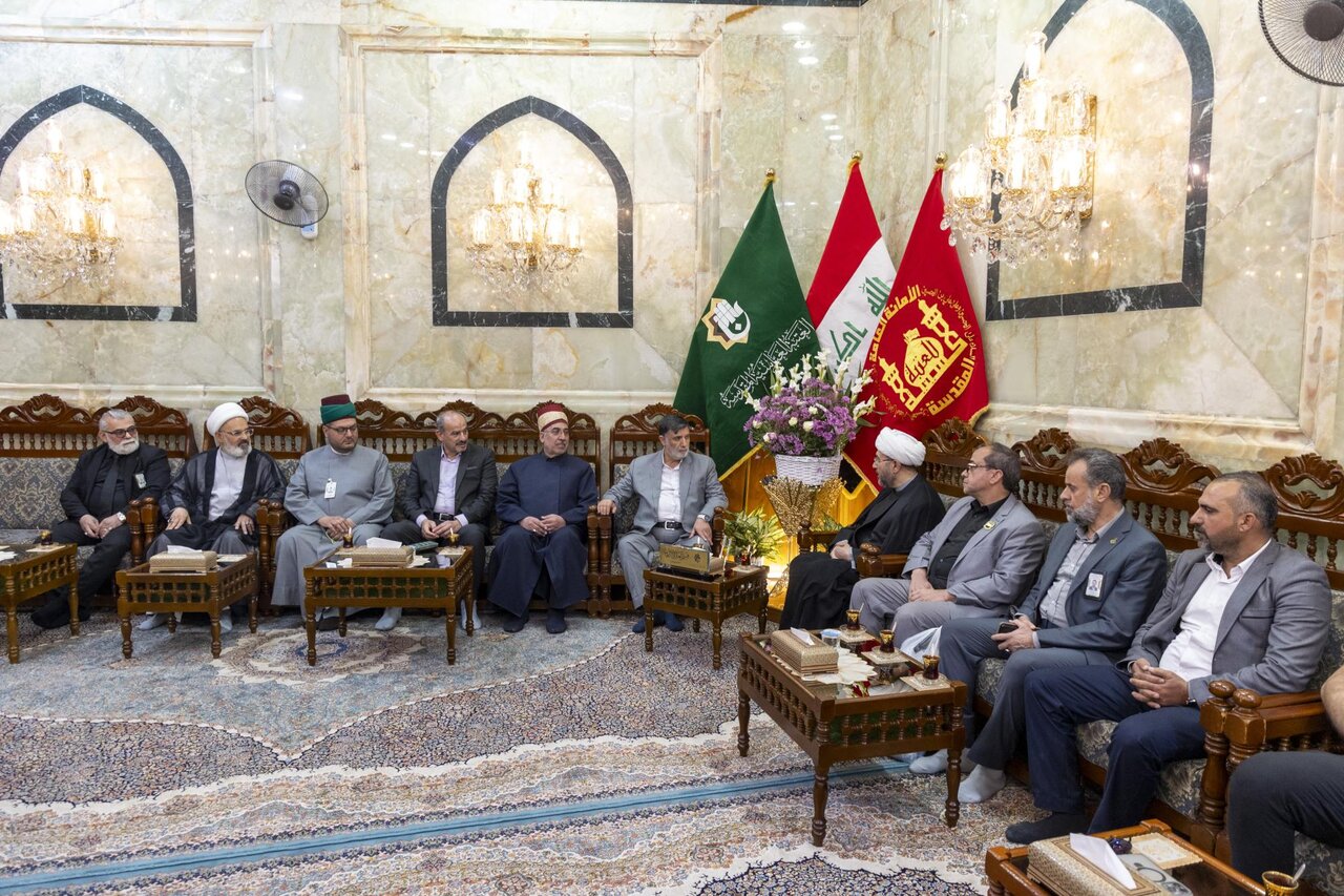العتبة العباسية المقدسة تستلم راية عزاء الإمام الصادق (ع) من العتبة الكاظمية المقدسة + صور